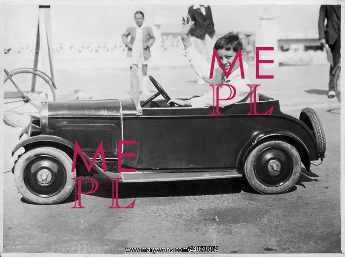 : BOY IN ELECTRIC TOY CAR : BOY IN ELECTRIC TOY CAR