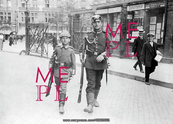 : Boy and Guards soldier in Berlin, 1914 : Boy and Guards soldier in Berlin, 1914