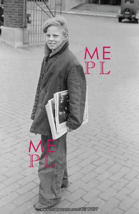 : Boy - Newspapers - Occupations - Rural : Boy - Newspapers - Occupations - Rural