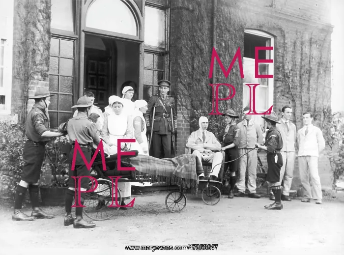  : Boy scouts help the wounded in World War I