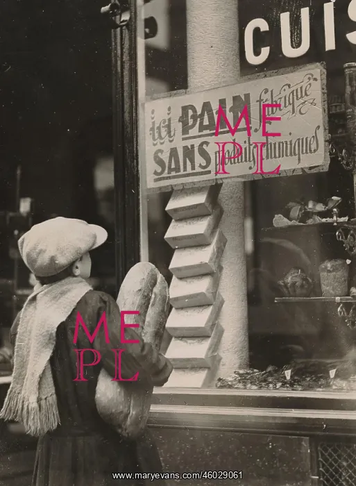 : Boy in front of an shop-window : Boy in front of an shop-window