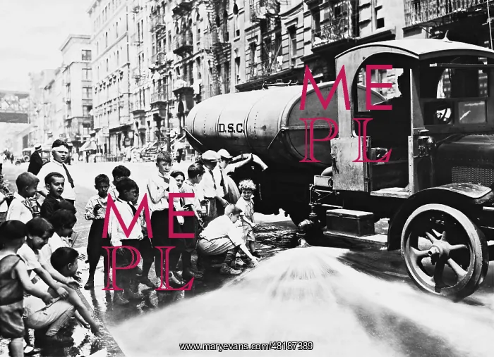 : Boys cool off in New York, 1925 : Boys cool off in New York, 1925