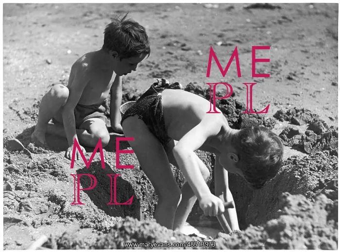 : BOYS DIG IN THE SAND : BOYS DIG IN THE SAND