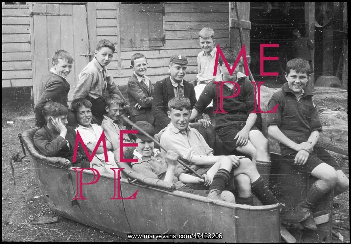 : Twelve boys have fun in dilapidated car 1928 : Twelve boys have fun in dilapidated car 1928