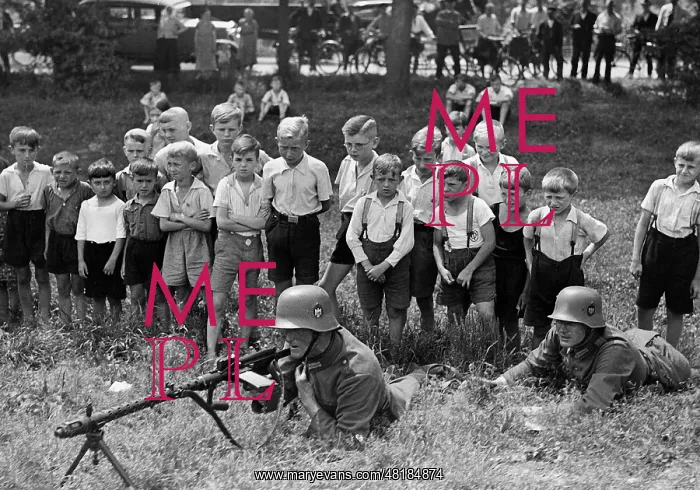 : Boys during an maneuver in Glatz, 1935 : Boys during an maneuver in Glatz, 1935
