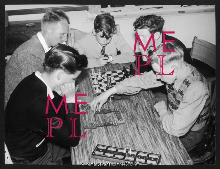 : BOYS PLAY DOMINOES : BOYS PLAY DOMINOES