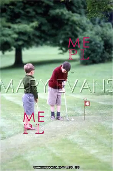 : BOYS PLAYING GOLF 1940S : BOYS PLAYING GOLF 1940S