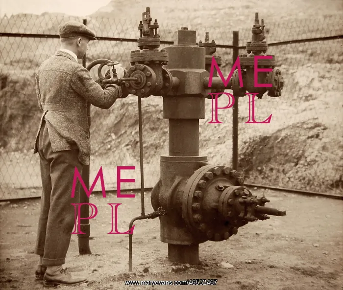 : BP employee opening the flow valves : BP employee opening the flow valves