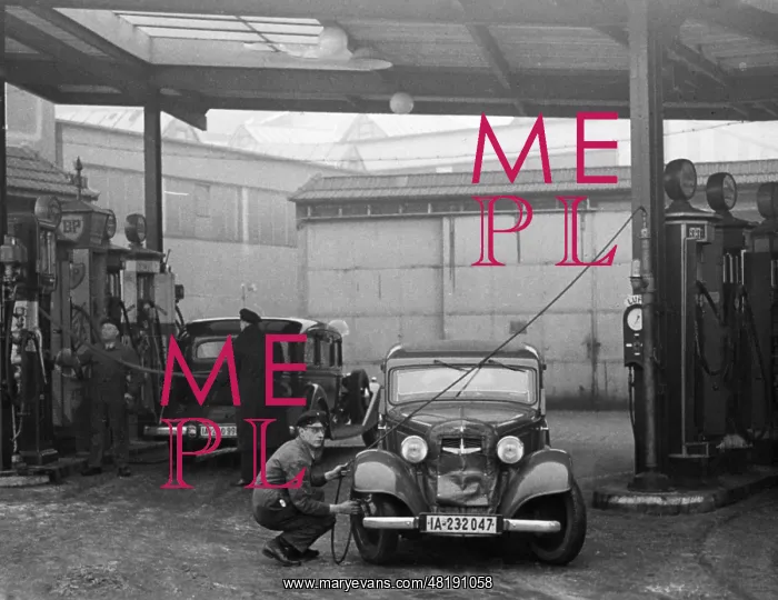 : BP gas station in Berlin, 1937 : BP gas station in Berlin, 1937