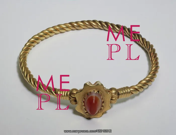 : Bracelet made of gold and agate : Bracelet made of gold and agate