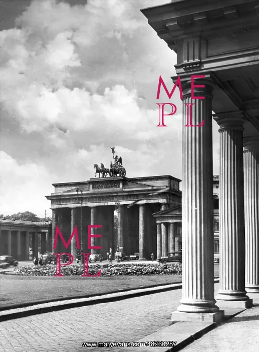 : The Brandenburg Gate in Berlin, around 1930 : The Brandenburg Gate in Berlin, around 1930