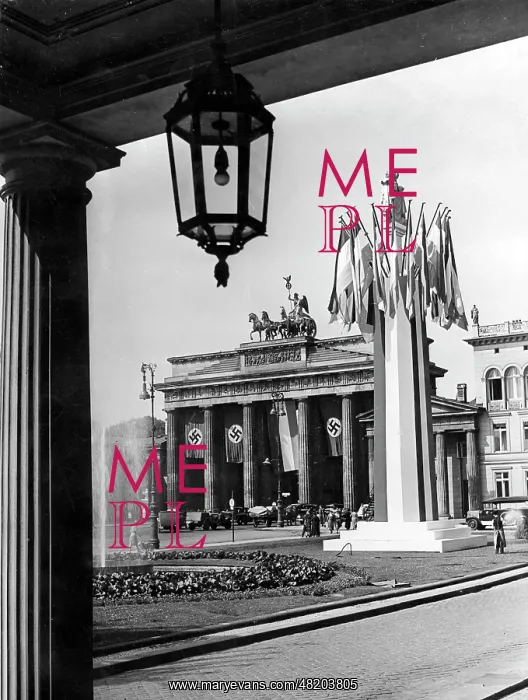 : Brandenurg Gate decorated with swastika flags, Berlin, 1939 : Brandenurg Gate decorated with swastika flags, Berlin, 1939