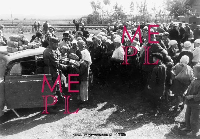 : Bread distribution at the detention center Kurbatowo, 1942 : Bread distribution at the detention center Kurbatowo, 1942