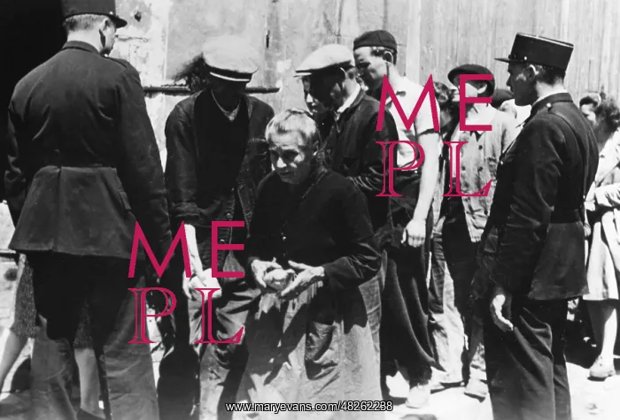 : Bread distribution to French refugees, 1940 : Bread distribution to French refugees, 1940