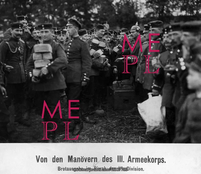 : Bread distribution during a manoeuvre, 1912 : Bread distribution during a manoeuvre, 1912