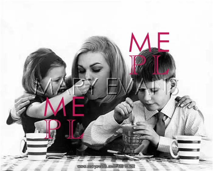  : BREAKFAST. Two children share their grapefruit with mum