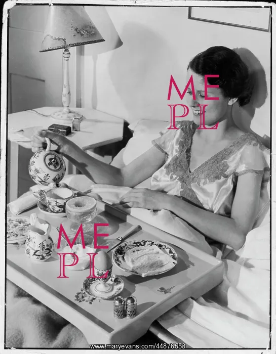 : BREAKFAST IN BED 1930S : BREAKFAST IN BED 1930S