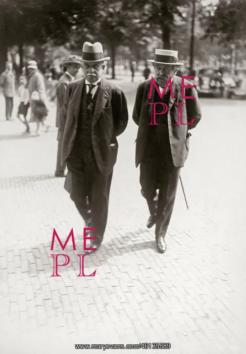 : Briand at a promenade : Briand at a promenade