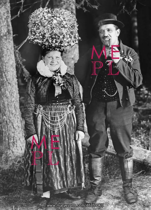 : A bridal couple from the Black Forest, around 1930 : A bridal couple from the Black Forest, around 1930