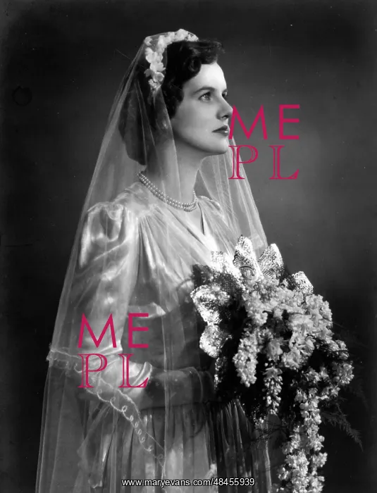  : Bride with bouquet on her wedding day
