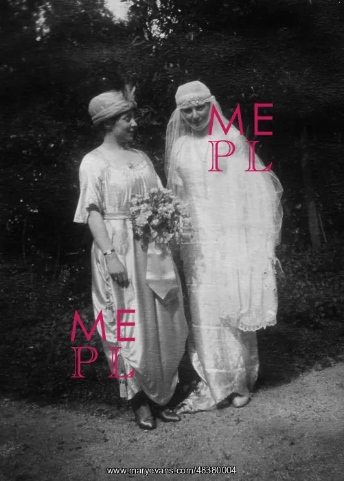  : A bride and her friend in Italy