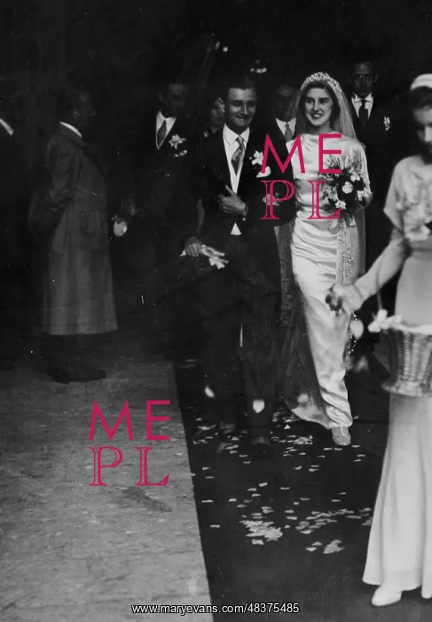 : Bride and groom with confetti, Rome : Bride and groom with confetti, Rome