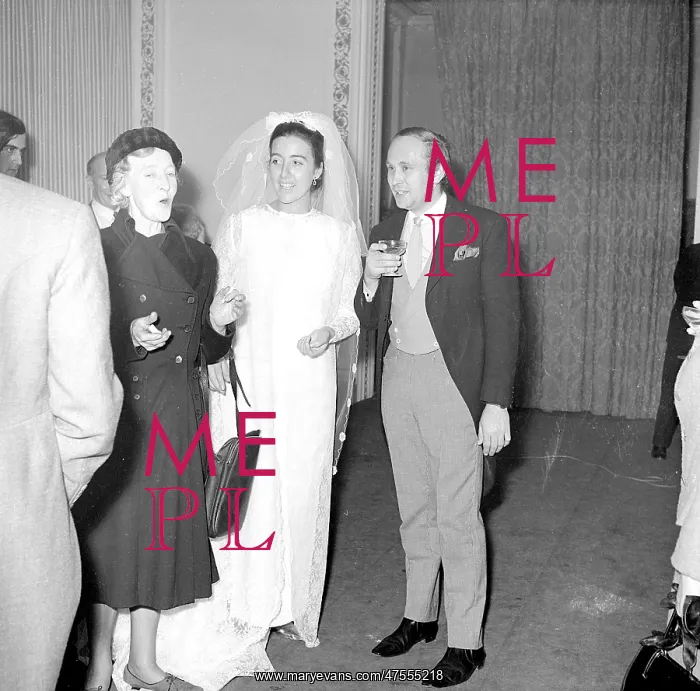  : The bride meeting guests