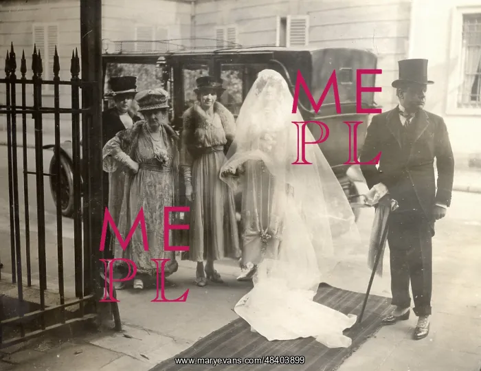  : A bride steps out of the car