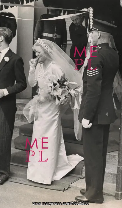  : Bride sucking her thumb