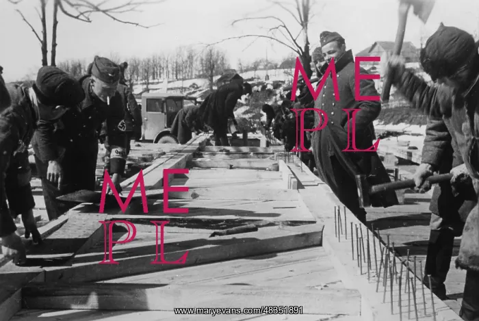 : Bridge construction on the Eastern Front, 1942 : Bridge construction on the Eastern Front, 1942