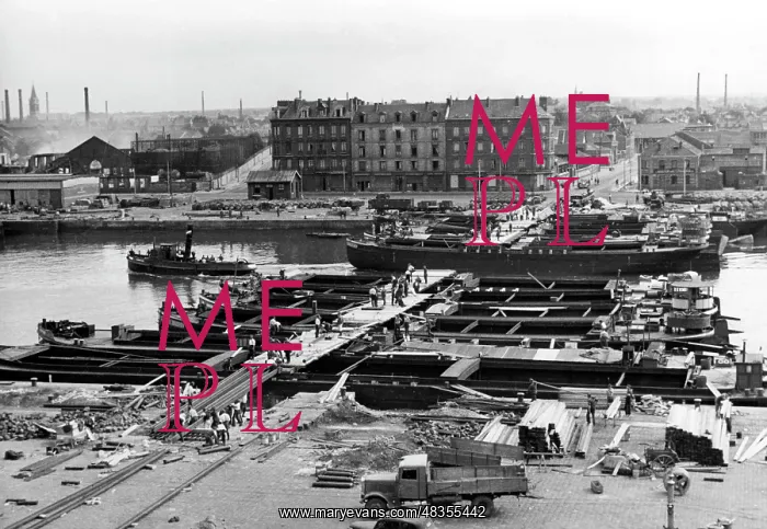 : Bridge construction over the Seine at Rouen, 1940 : Bridge construction over the Seine at Rouen, 1940