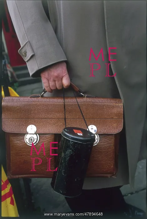 : BRIEFCASE & GAS MASK : BRIEFCASE & GAS MASK