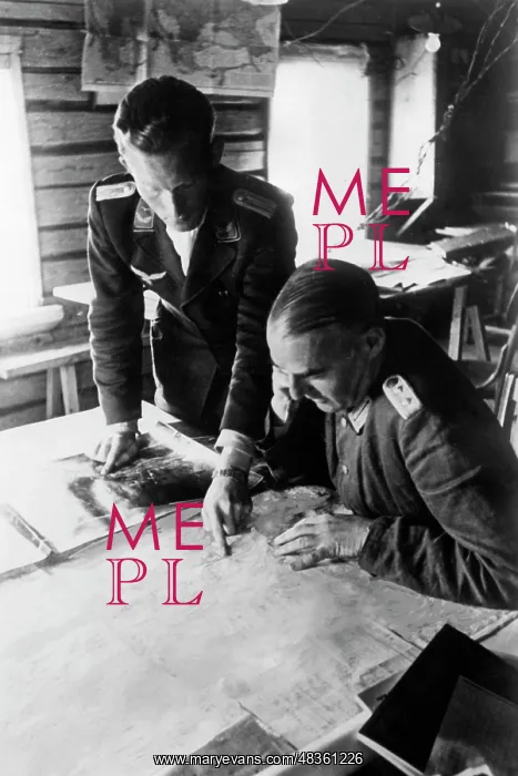 : Briefing of an air reconnaissance unit on the eastern front : Briefing of an air reconnaissance unit on the eastern front
