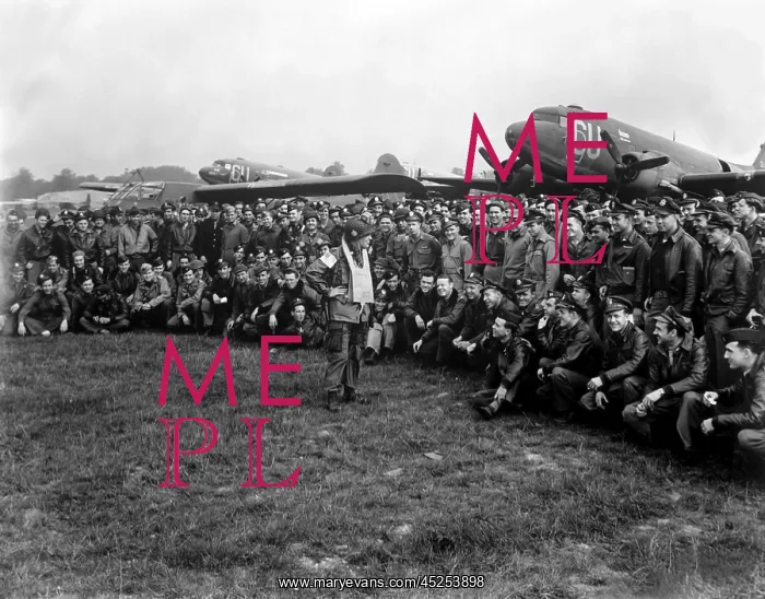 : Brig. Gen. Anthony C. McAuliffe, gives glider : Brig. Gen. Anthony C. McAuliffe, gives glider