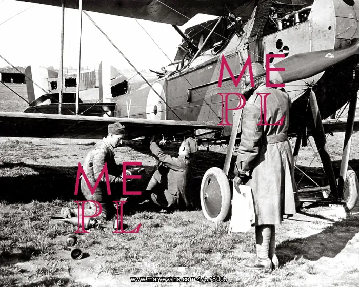 : British airmen arming a plane with bombs, WW1 : British airmen arming a plane with bombs, WW1