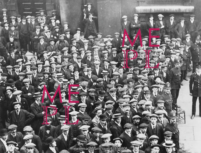 : British Army recruits waiting for pay, 1914 : British Army recruits waiting for pay, 1914