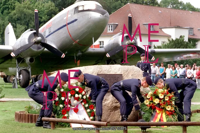 : British ceremony in memory of Berlin Blockade : British ceremony in memory of Berlin Blockade