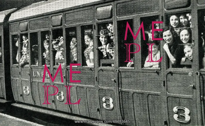 : British children evacuated from large towns, WW2 : British children evacuated from large towns, WW2