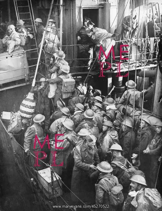 : British Expeditionary Force soldiers board a destroyer : British Expeditionary Force soldiers board a destroyer