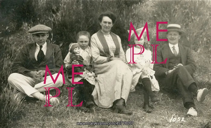  : British Family Group pose for a photo