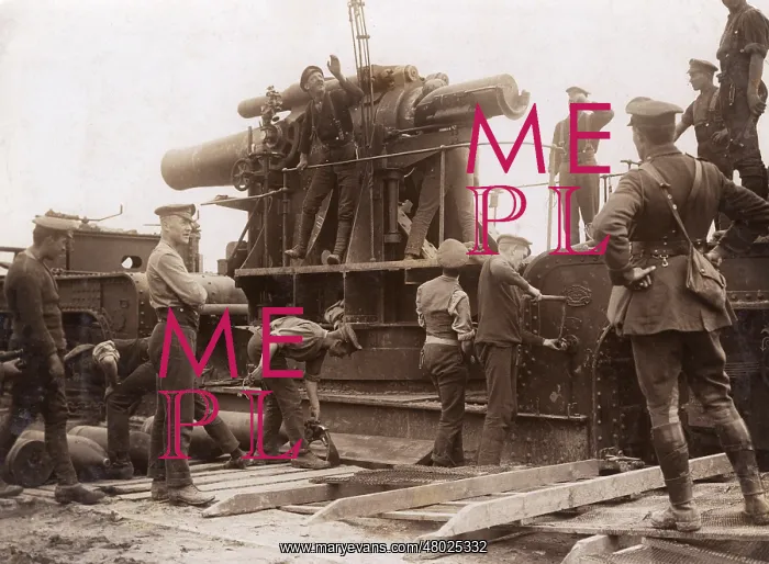 : British gunners with heavy artillery, WW1 : British gunners with heavy artillery, WW1