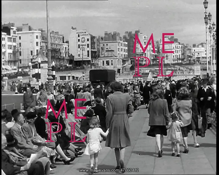 : British Holidaymakers Walking Along the Promenade : British Holidaymakers Walking Along the Promenade