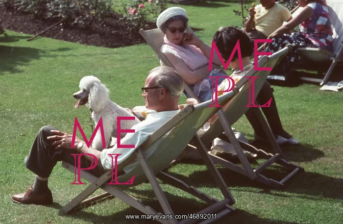 : The British at Leisure series -- people in deckchairs : The British at Leisure series -- people in deckchairs
