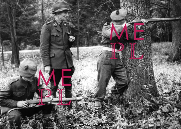 : British occupation soldiers on hunt : British occupation soldiers on hunt