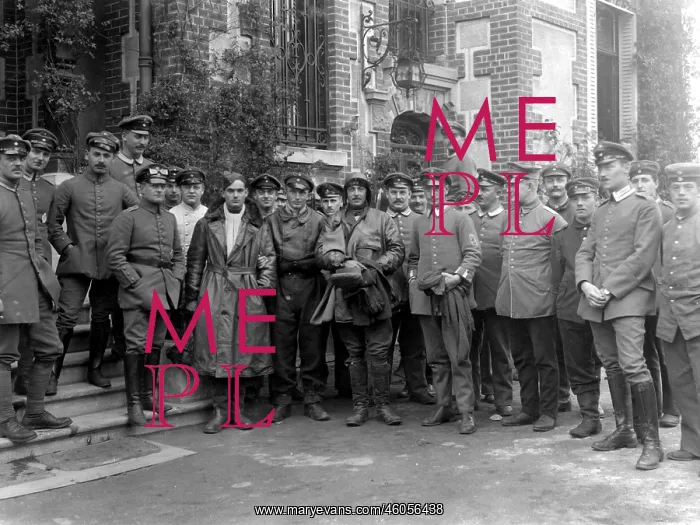 : British pilots with German soldiers : British pilots with German soldiers