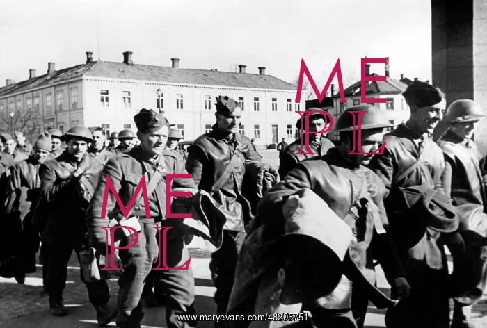  : British prisoners of war in a German internment camp in Tron