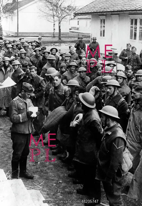 : British prisoners of war on their way to a German internment : British prisoners of war on their way to a German internment