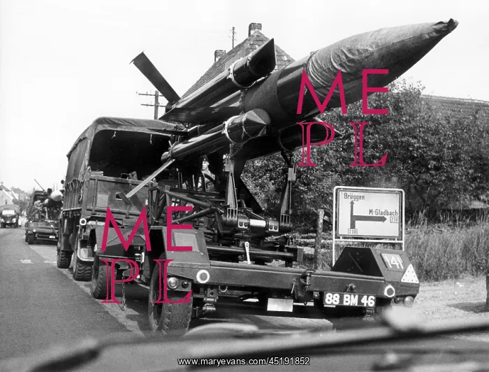  : British rocket-regiment arrives in Germany