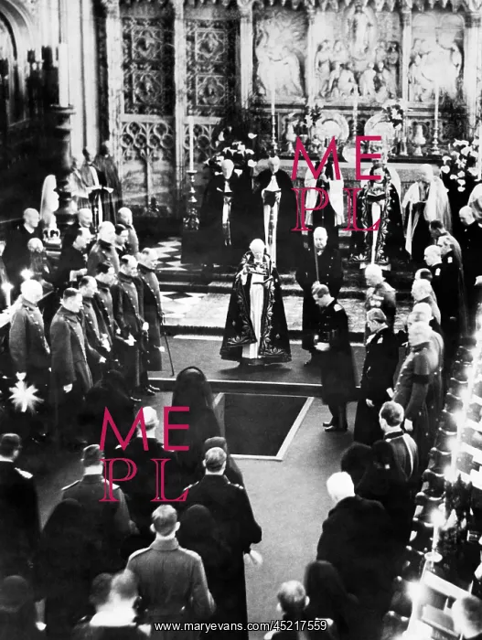 : British Royal Family. Center, behind crypt: ? : British Royal Family. Center, behind crypt: ?