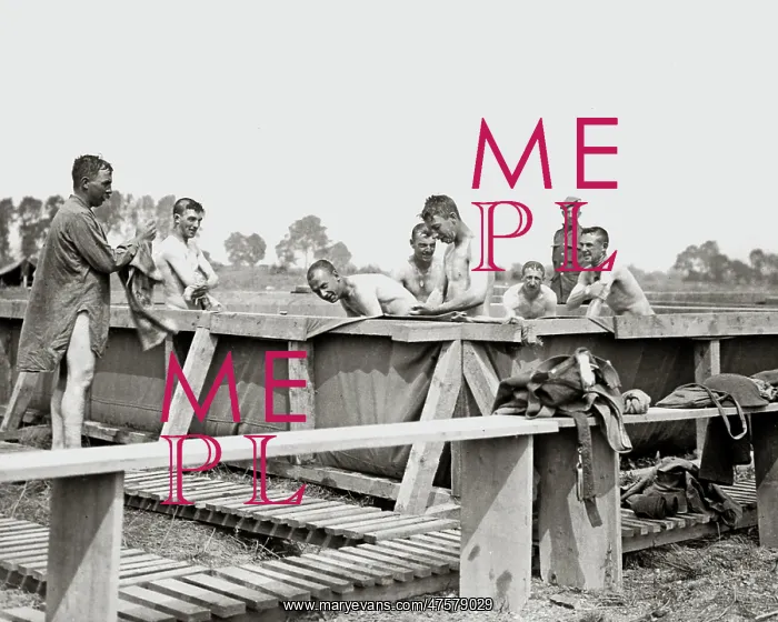 : British soldiers bathing in the open air, WW1 : British soldiers bathing in the open air, WW1